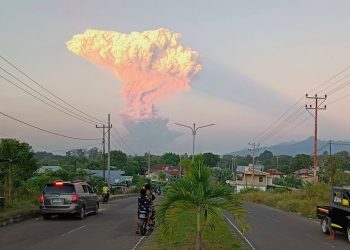 Indonesia volcano spews ash more than 6 miles into sky, dozens of Bali flights canceled
